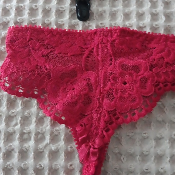 Elegant Red, Black, and Gray Lace Garter Belt Set - Picture 2 of 2